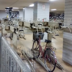 japán metrómegálló biciklitároló