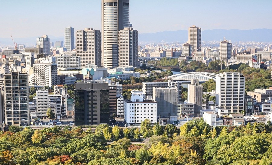 Egy japán várkastély a modern Oszakában