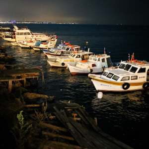 isztambuli tengerpart éjszaka hajókkal