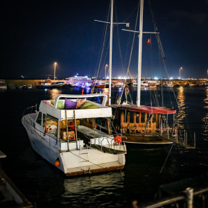 éjszakai tengerpart Isztambulban, hajó
