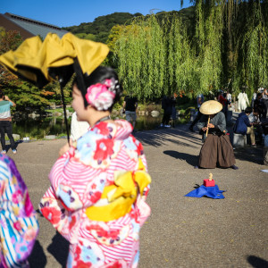 gésáknak beöltözött japán turisták