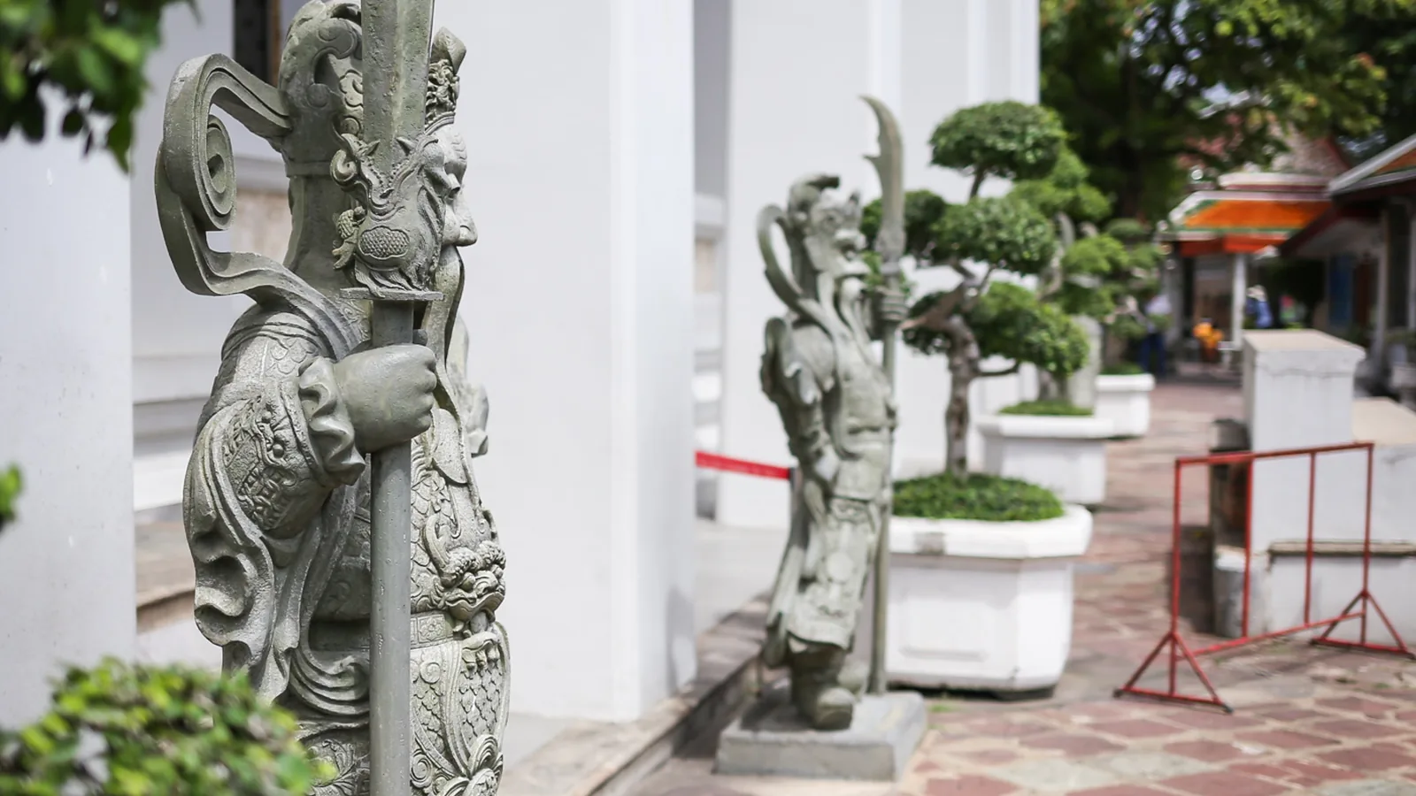 Arannyal s égi kékkel - építészet és várostervezés thai módra. A következő fejezet, amelyben hőseink többször is sikertelenül látogatják meg célpontjukat