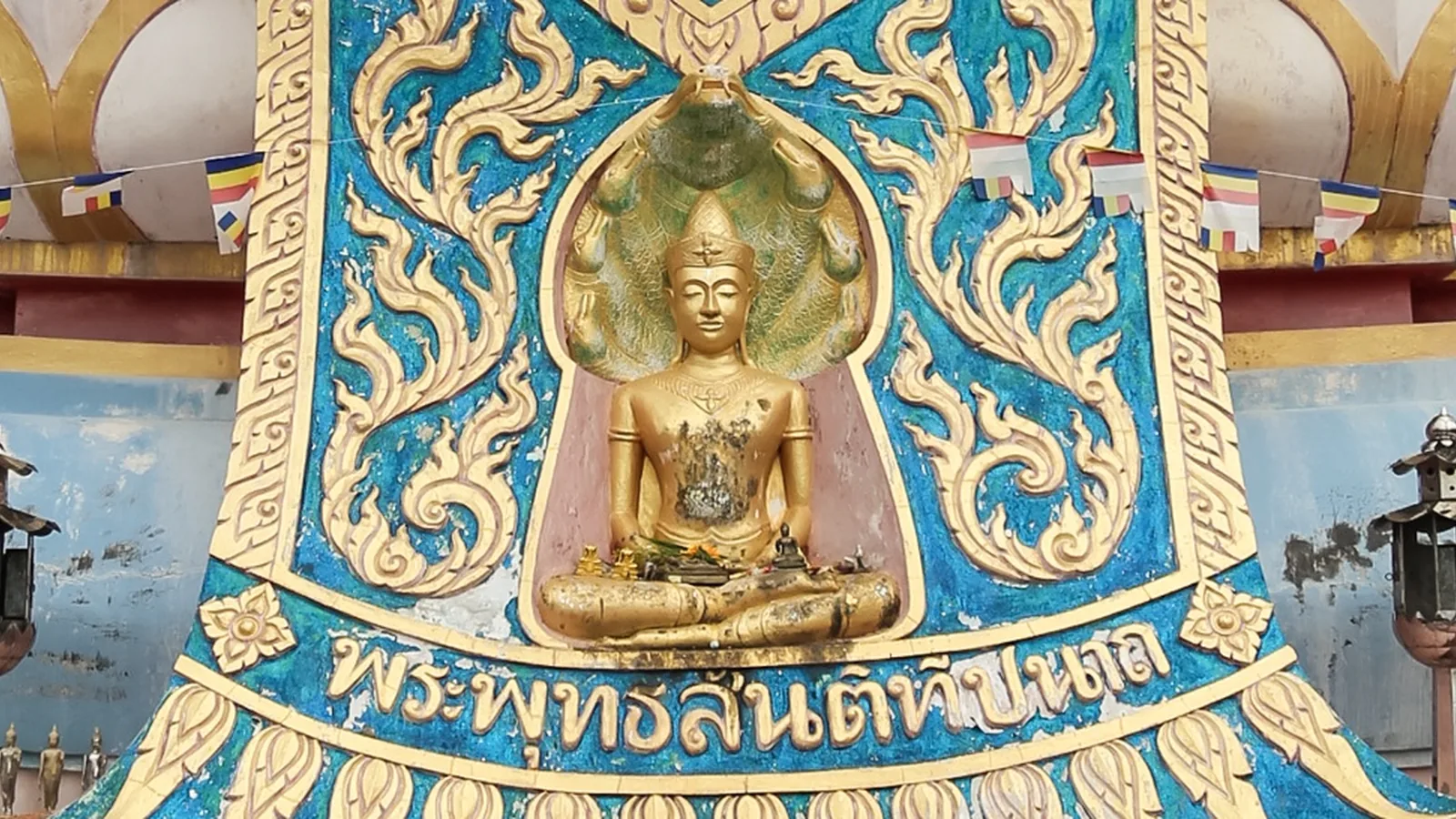 A műanyag bébi-Buddha és a kettesszámú vízesés találkozása a GPS-koordinátás kincskereső térképen – avagy a giccs és természeti szépség keveredése Koh Samuiban