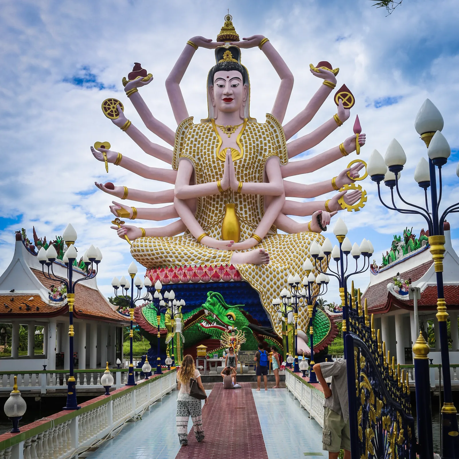 A műanyag bébi-Buddha és a kettesszámú vízesés találkozása a GPS-koordinátás kincskereső térképen – avagy a giccs és természeti szépség keveredése Koh Samuiban