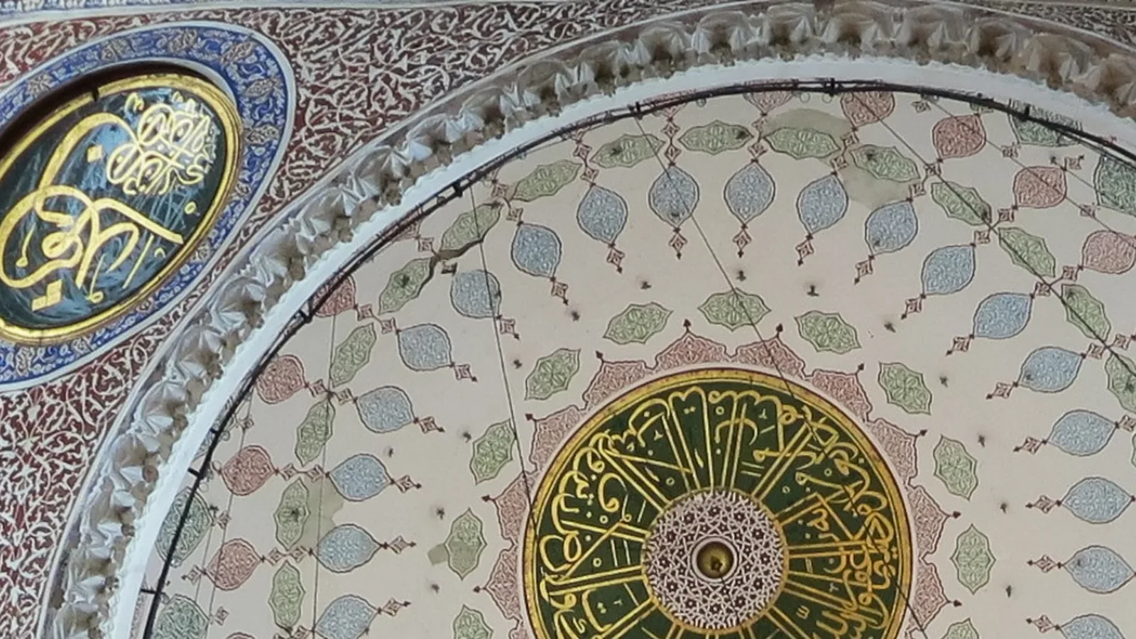 Vasárnap délelőtt a Galata-hídon, a női hatalmat megörökítő Új Mecsetben, valamint még egy bazár