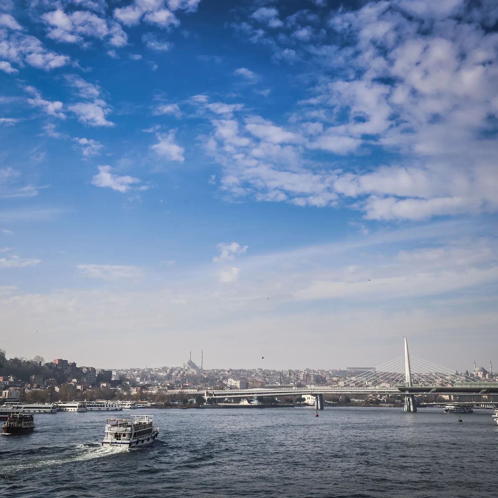 Vasárnap délelőtt a Galata-hídon, a női hatalmat megörökítő Új Mecsetben, valamint még egy bazár