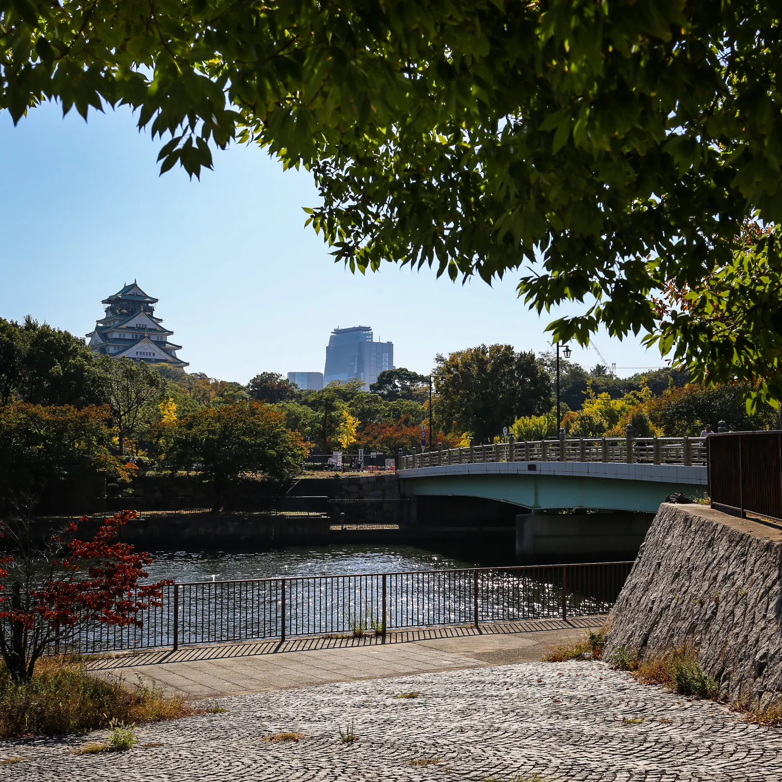 Egy japán várkastély a modern Oszakában