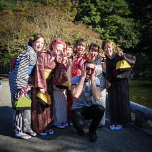 gésának öltözött japán turisták