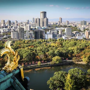 Egy japán várkastély a modern Oszakában