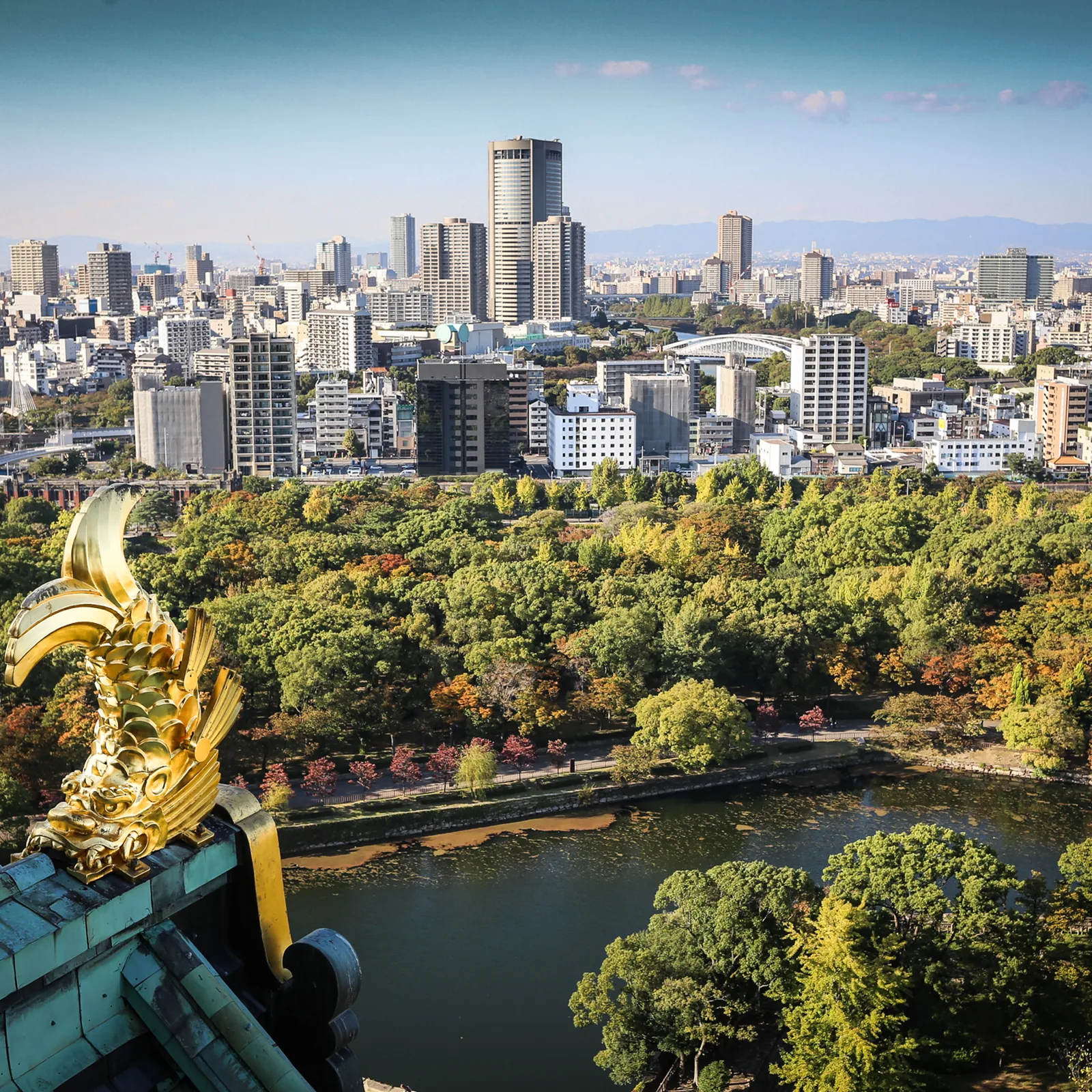 Egy japán várkastély a modern Oszakában