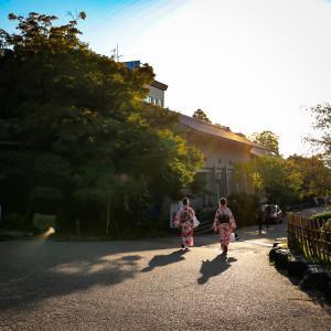 gésáknak beöltözött japán turisták